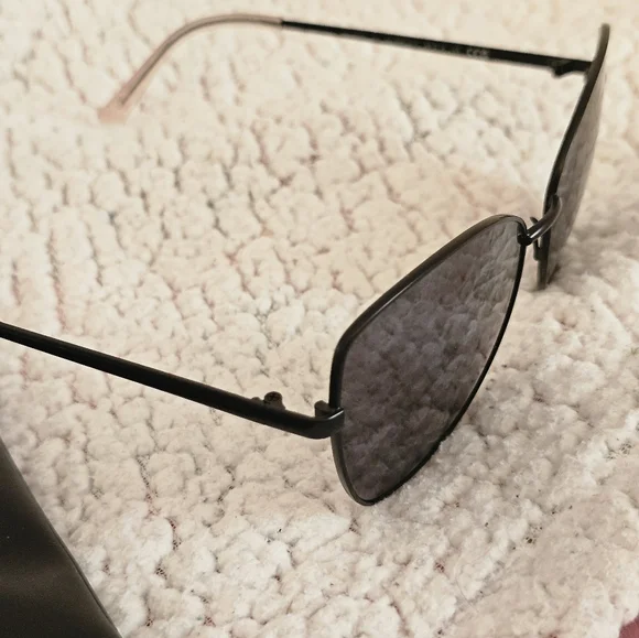 Kurt Geiger Black Gradient Sunglasses With Case-NWOT - Picture 4 of 7